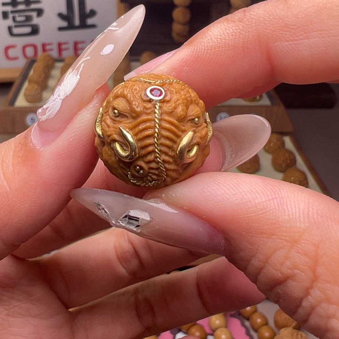 文玩核桃把件镶嵌款象神18左右尺寸全品有正常封口线