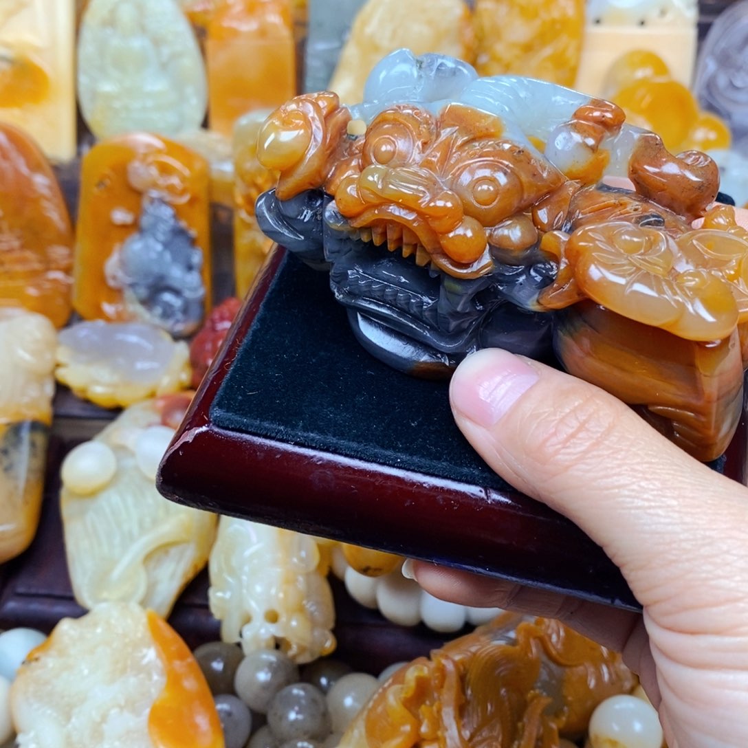 石英质玉（黄龙玉）未镶嵌颈饰