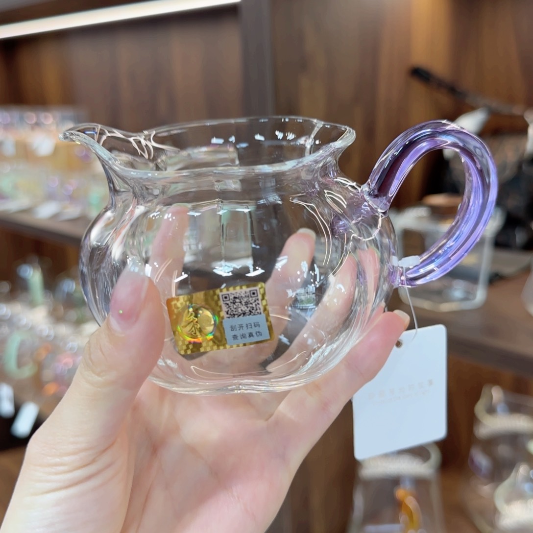 纳福浅紫色公道杯。