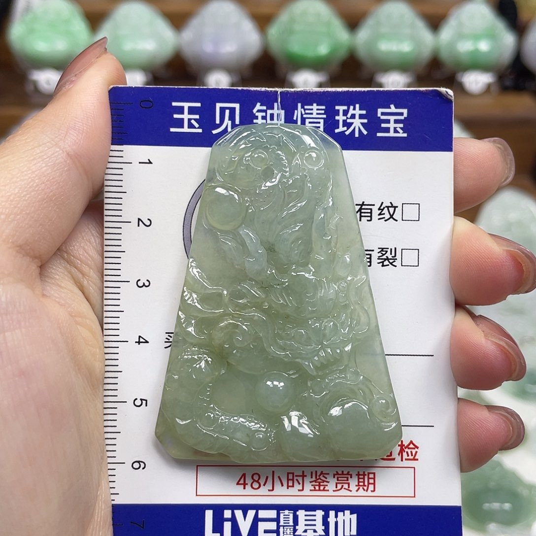 翡翠未镶嵌颈饰龙牌