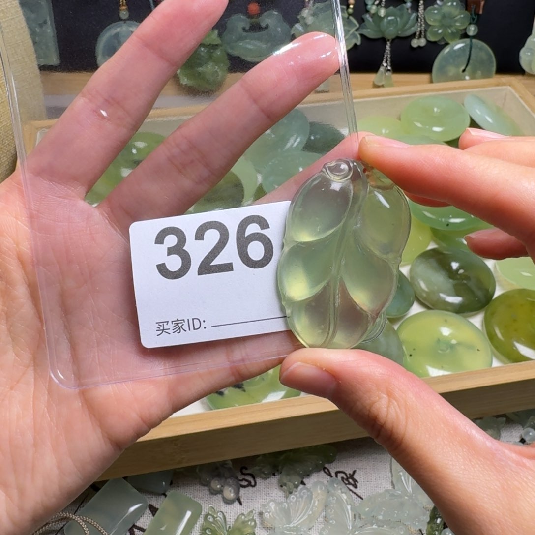 蛇纹石玉颈饰未镶嵌瑕疵款