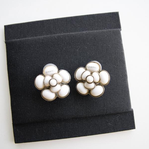 Chanel 白色花朵耳夹