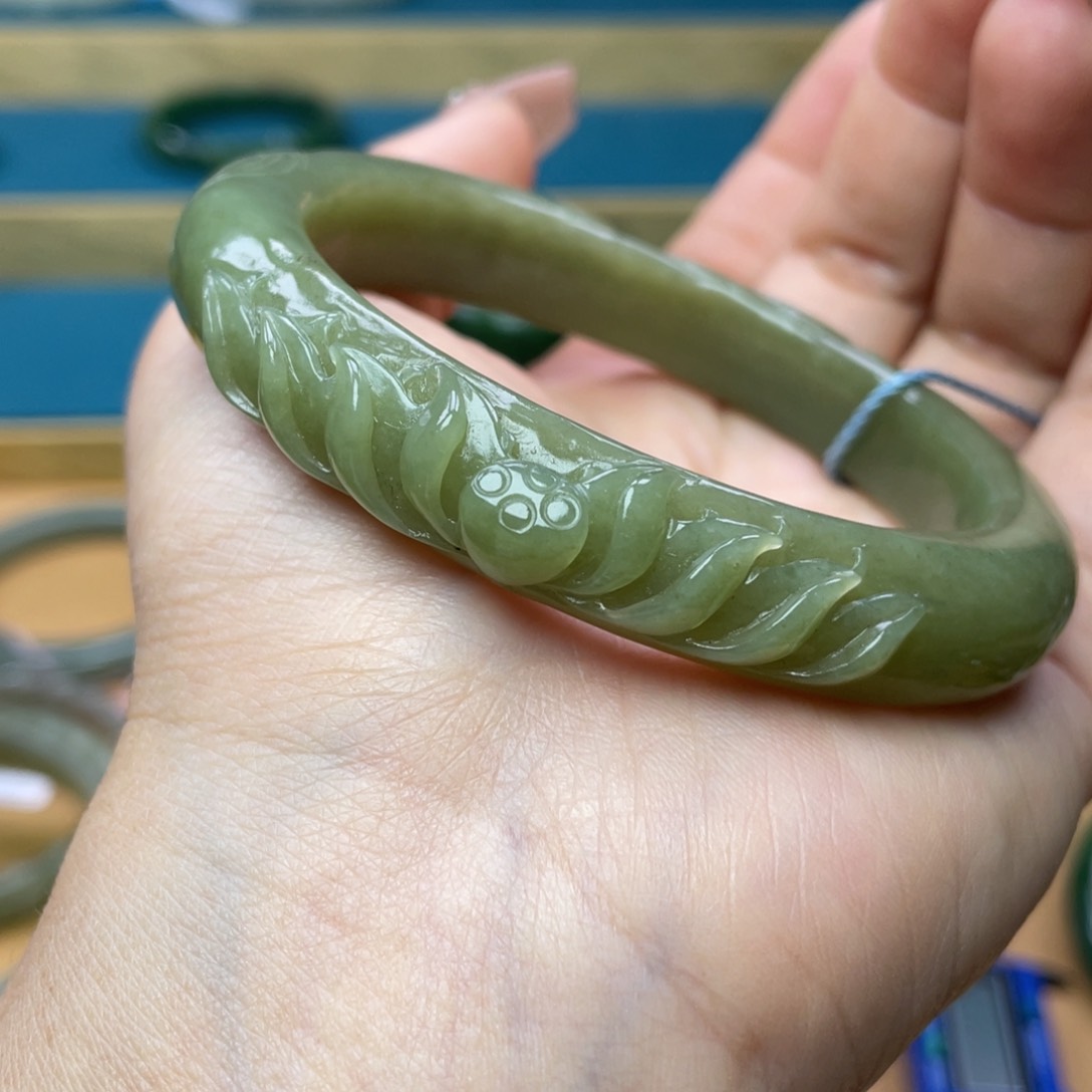 和田玉手镯62圈口。编号aA23未镶嵌