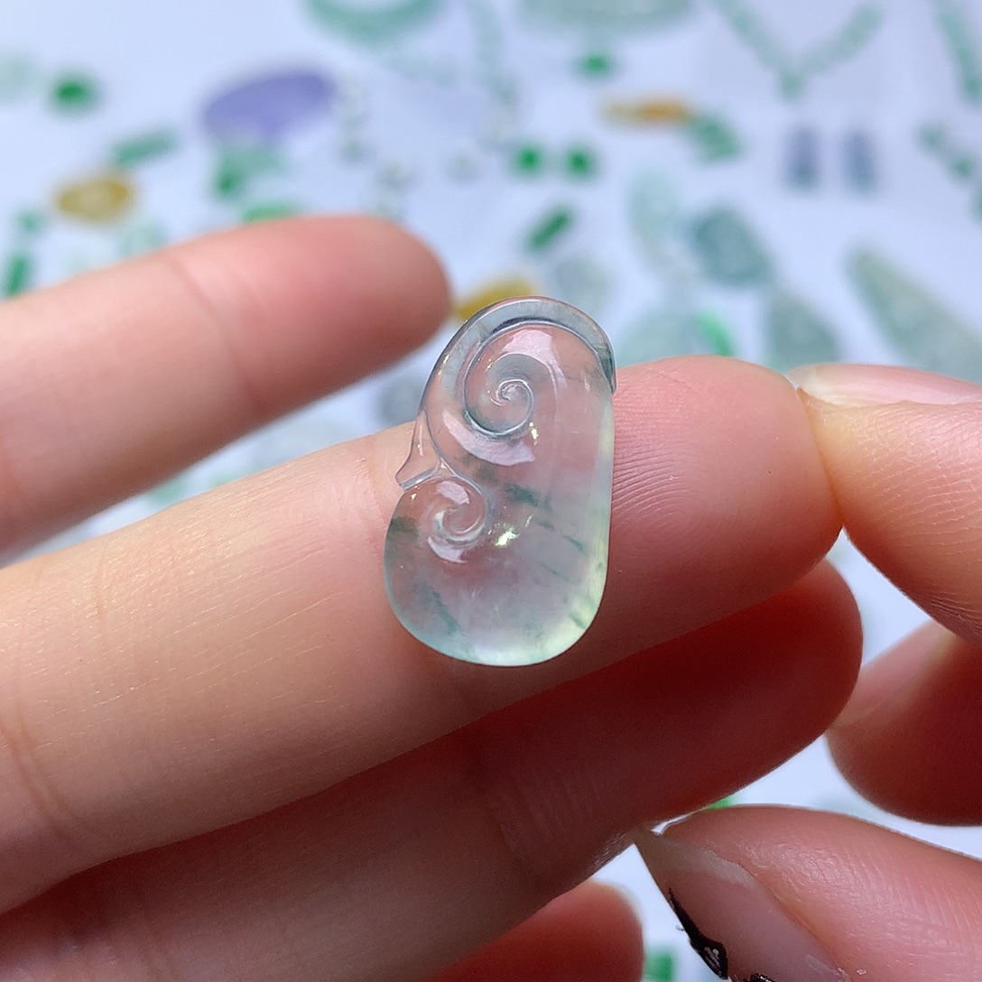 翡翠未镶嵌颈饰如意