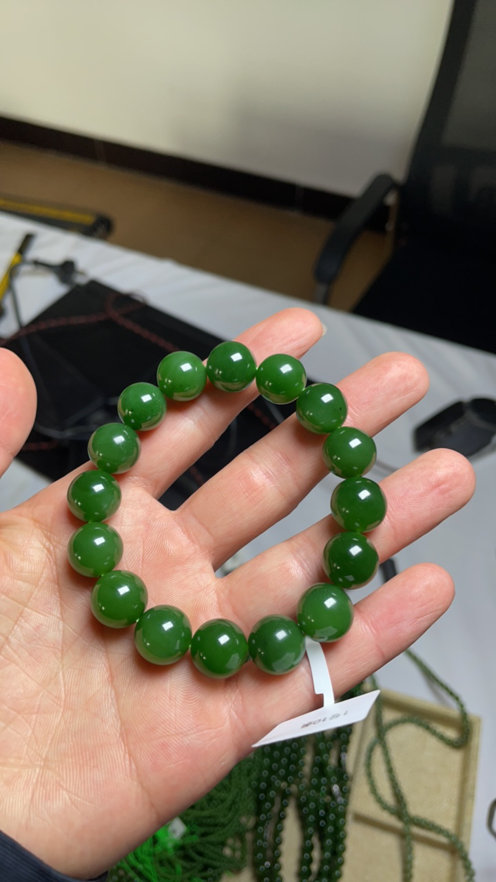 天然高品质和田玉碧玉卡13毫米阳绿微瑕多样性发一