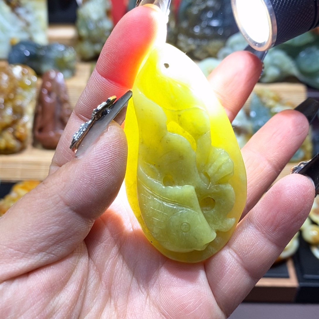 蛇纹石玉颈饰未镶嵌