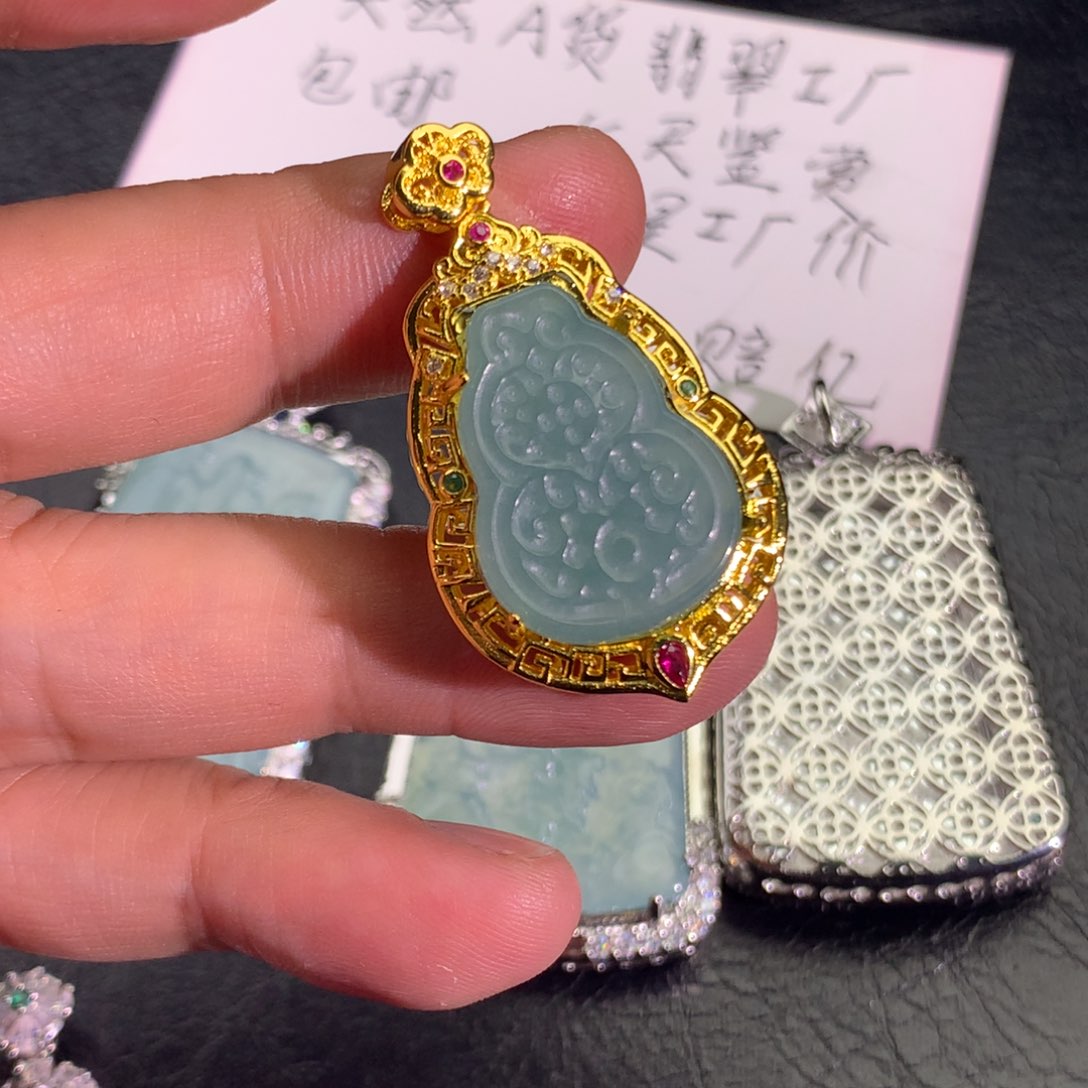 翡翠颈饰未镶嵌仿古葫芦
