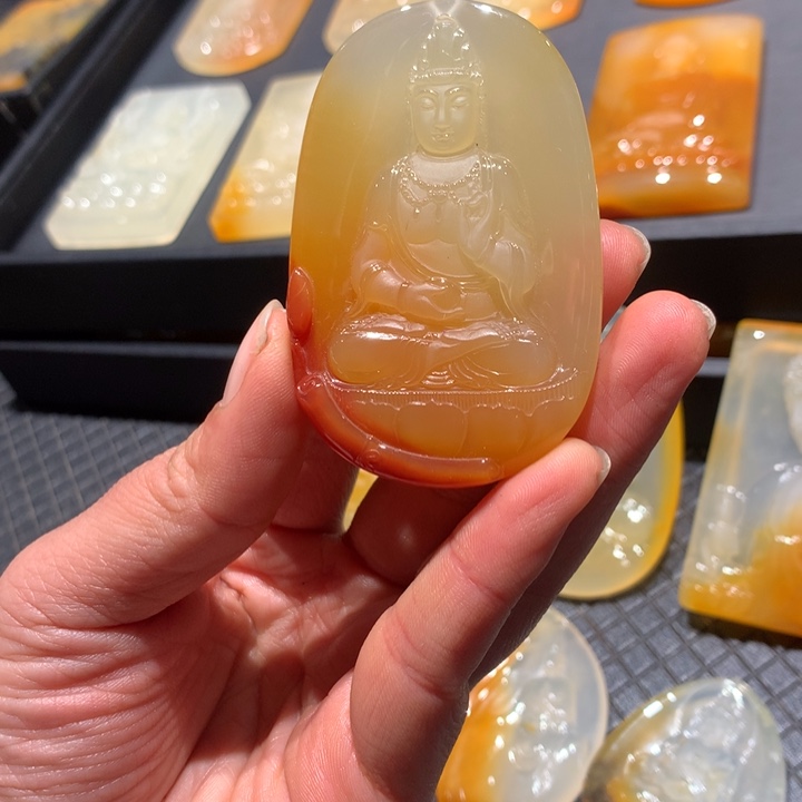 石英质玉（黄龙玉）未镶嵌颈饰