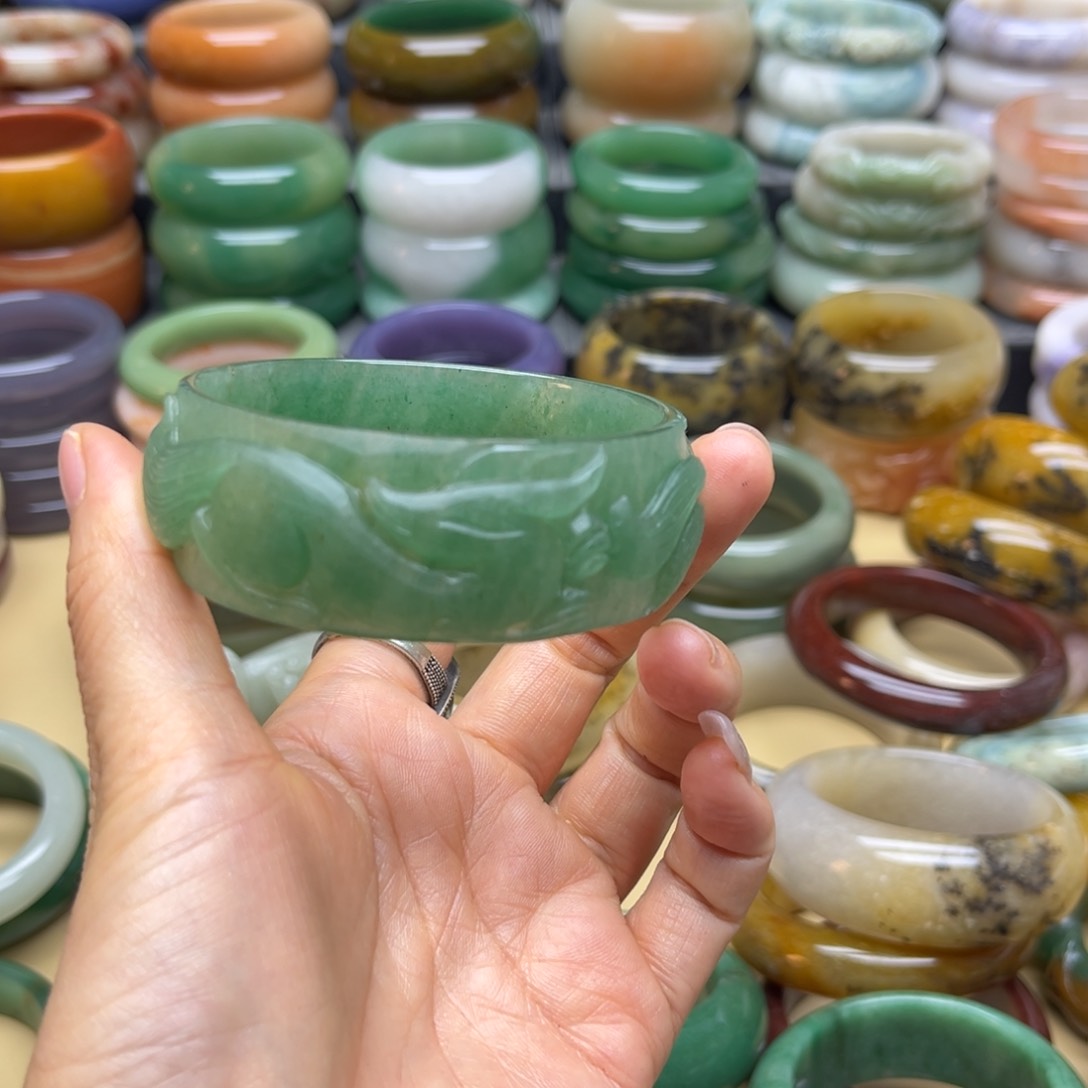 石英质玉手镯未镶嵌梦***牛