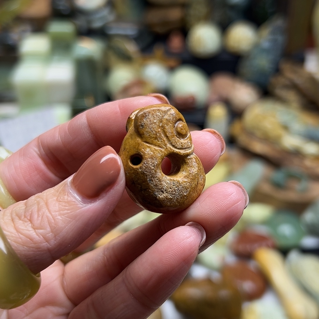 岫岩河磨玉（透闪石质玉）未镶嵌颈饰河磨玉小猪龙