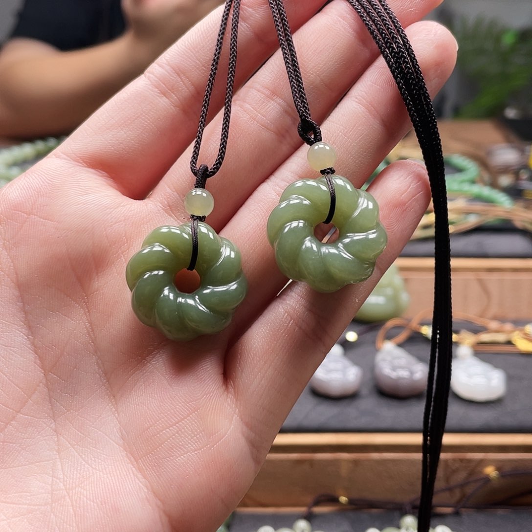 和田玉未镶嵌颈饰多样性发一