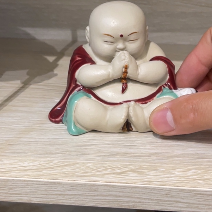 石湾公仔衬托盆景漂亮