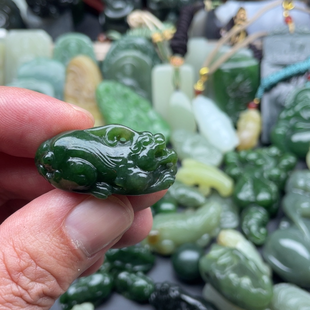 那***谁和田玉未镶嵌颈饰