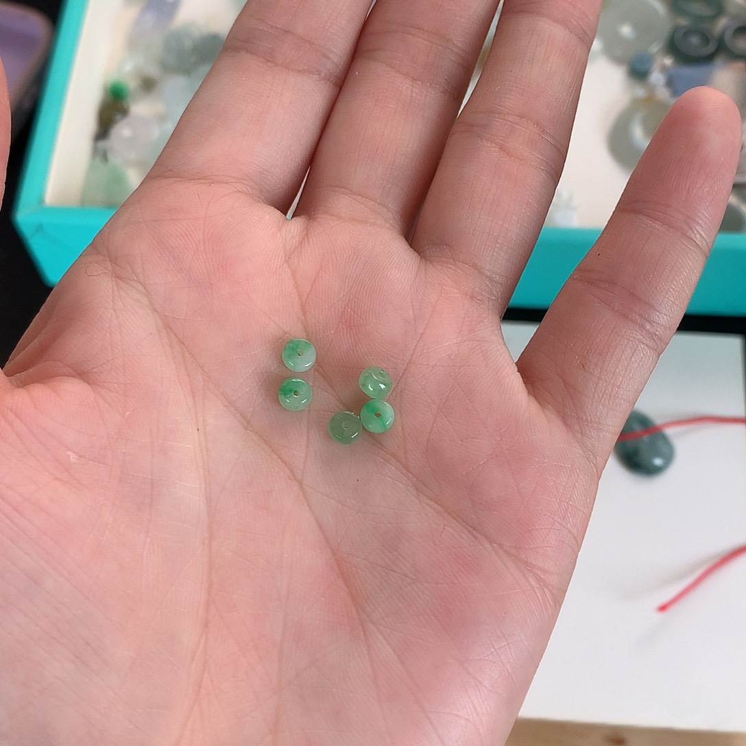 毛***尐翡翠未镶嵌颈饰不完美