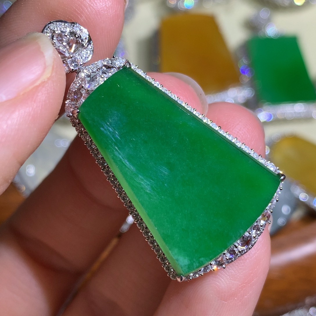 翡翠颈饰18K金镶嵌无事牌