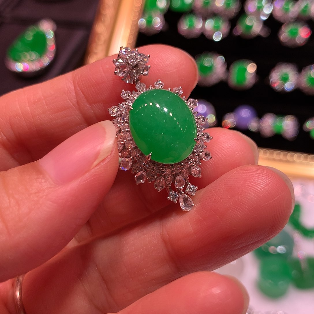 翡翠18K金镶嵌颈饰冰阳绿旦面吊坠