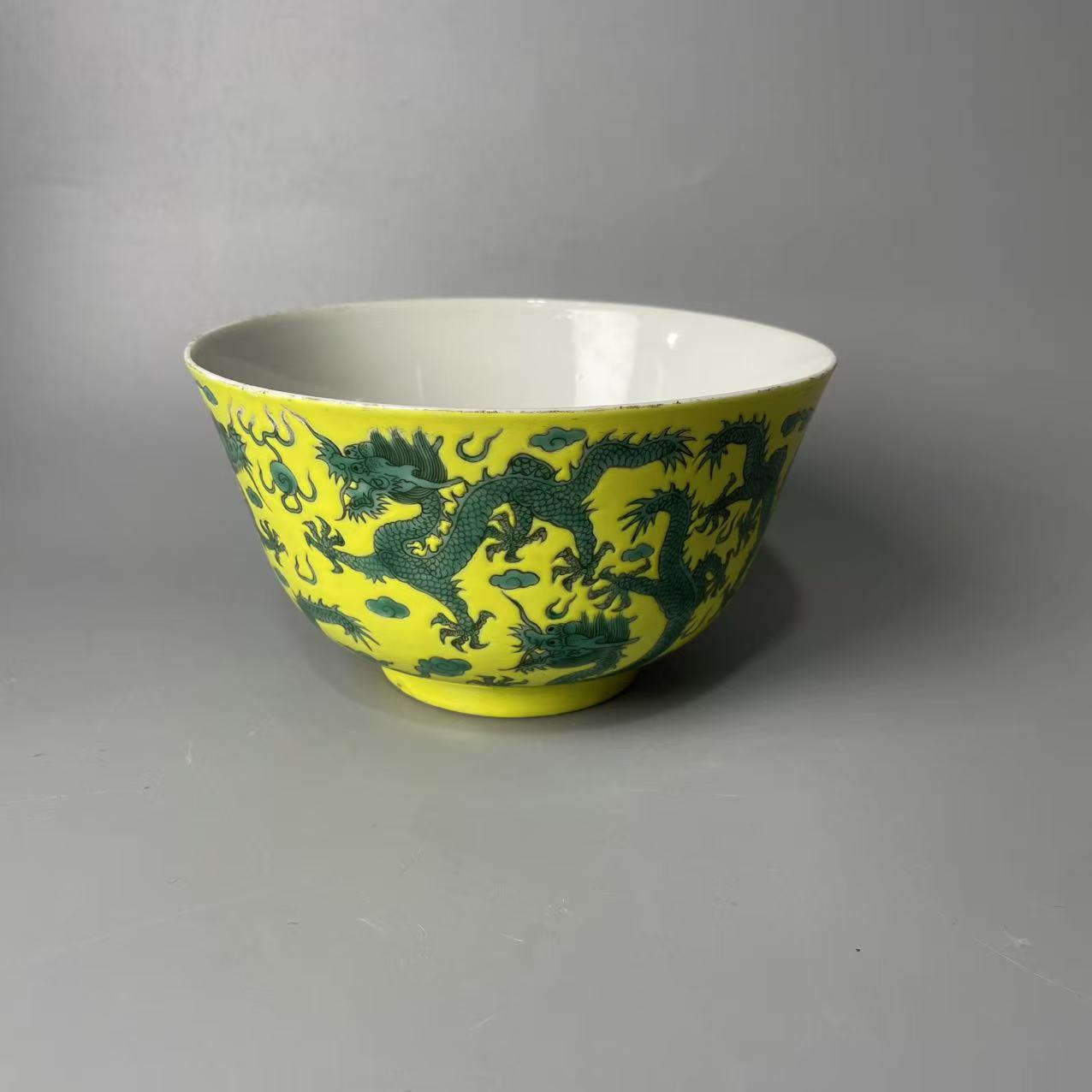 黄地绿彩九龙纹宫碗