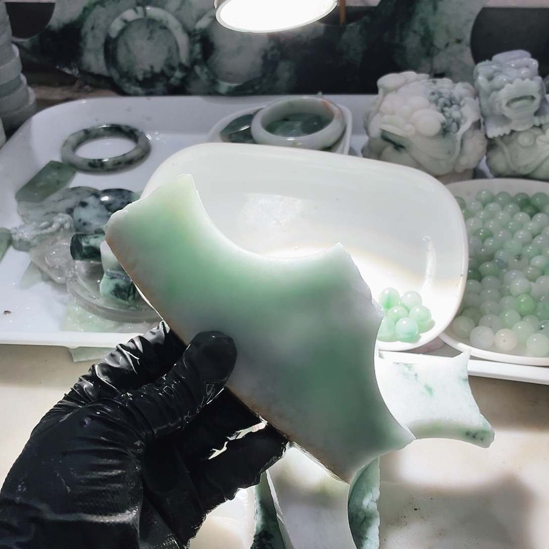 翡翠未镶嵌颈饰边角料