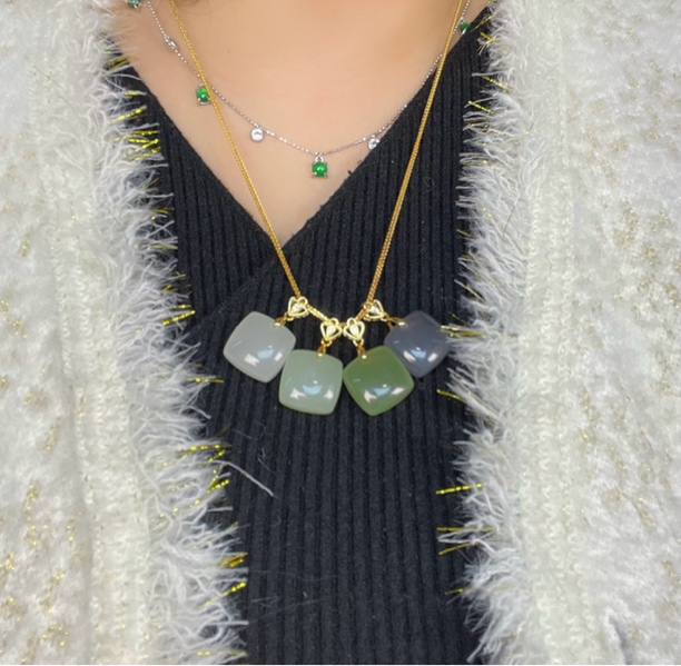 天然和田玉方糖无事牌，多样性发一件，晴水，烟紫。时尚气质百搭经典