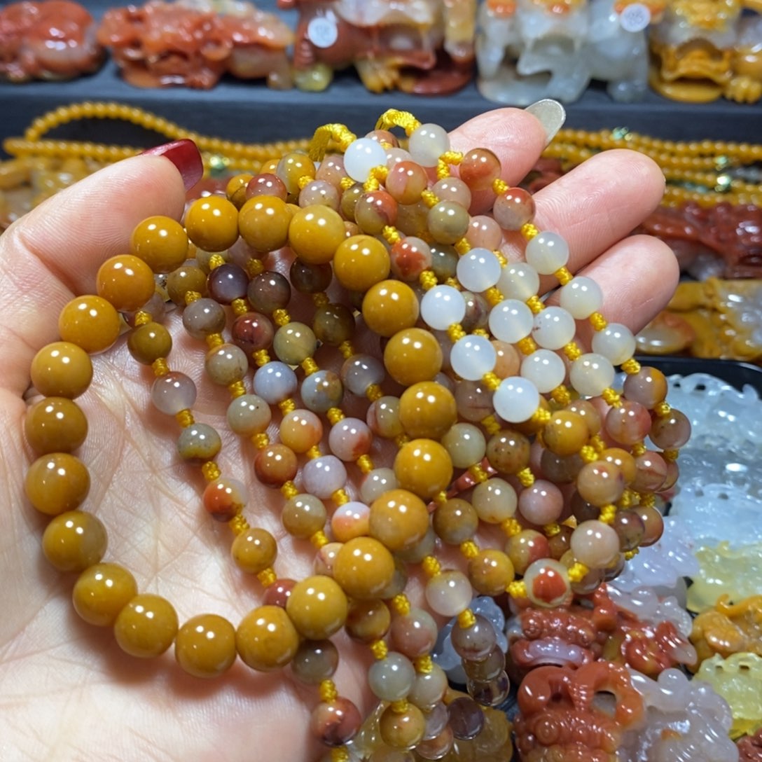 钱***锦石英质玉（黄龙玉）未镶嵌颈饰