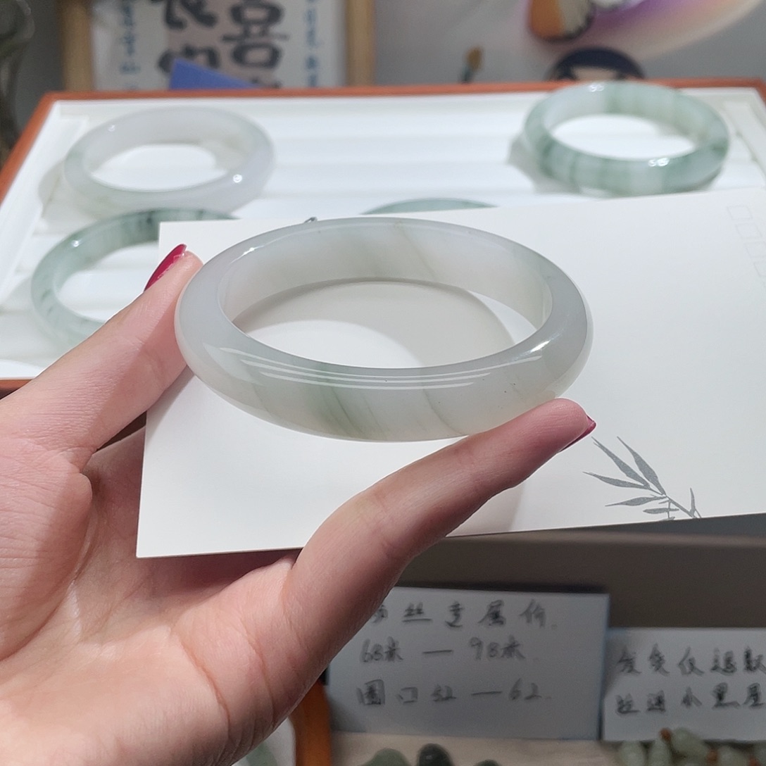 肩***膀石英质玉（天山翠）未镶嵌手镯62圈口