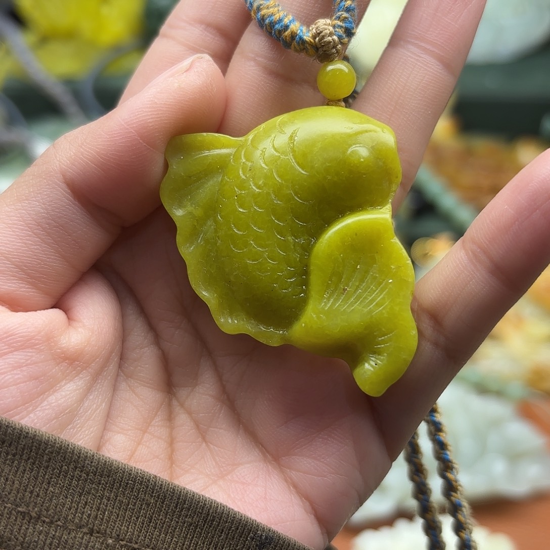 蛇纹石玉未镶嵌颈饰