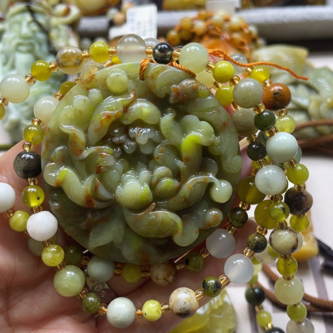 蛇纹石玉颈饰未镶嵌