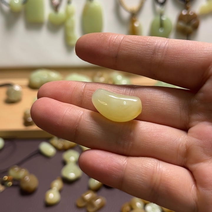 们***雨和田玉未镶嵌颈饰