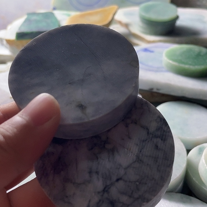 翡翠颈饰未镶嵌毛料1