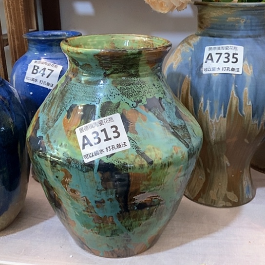 瓶景德镇陶瓷。景德镇陶瓷