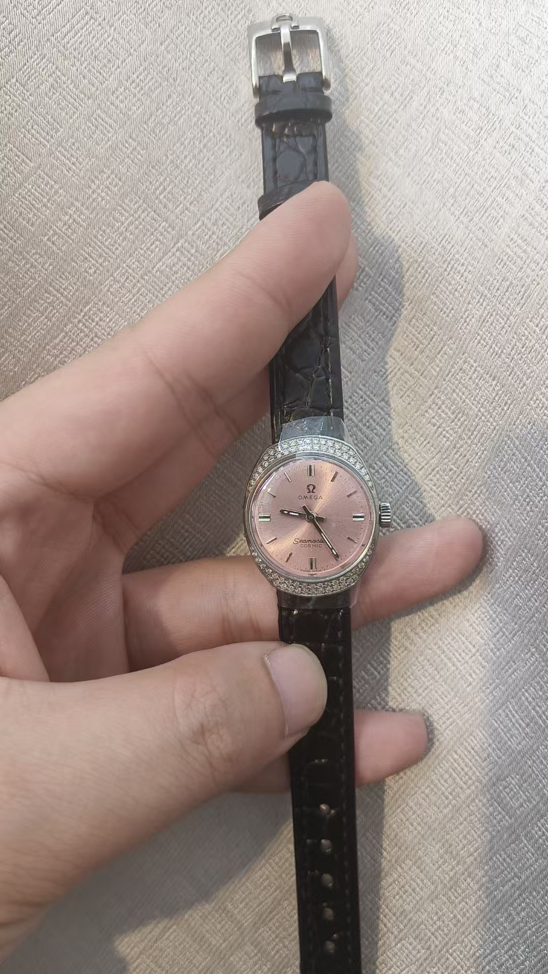 95新 Omega/欧米茄 手动机械表后镶钻盘24*28/256101031