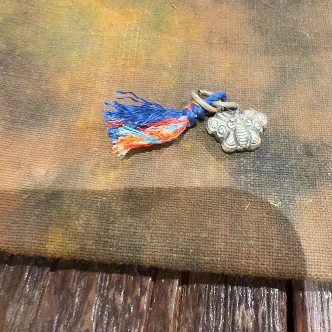 墨*银蝴蝶加流苏。老