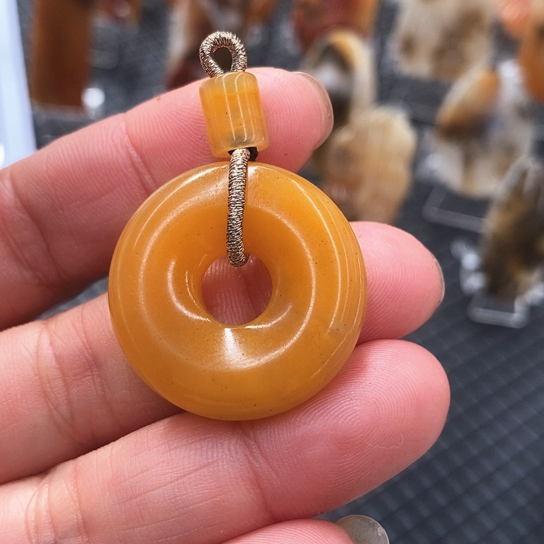 石英质玉（黄龙玉）黄龙玉未镶嵌信**?