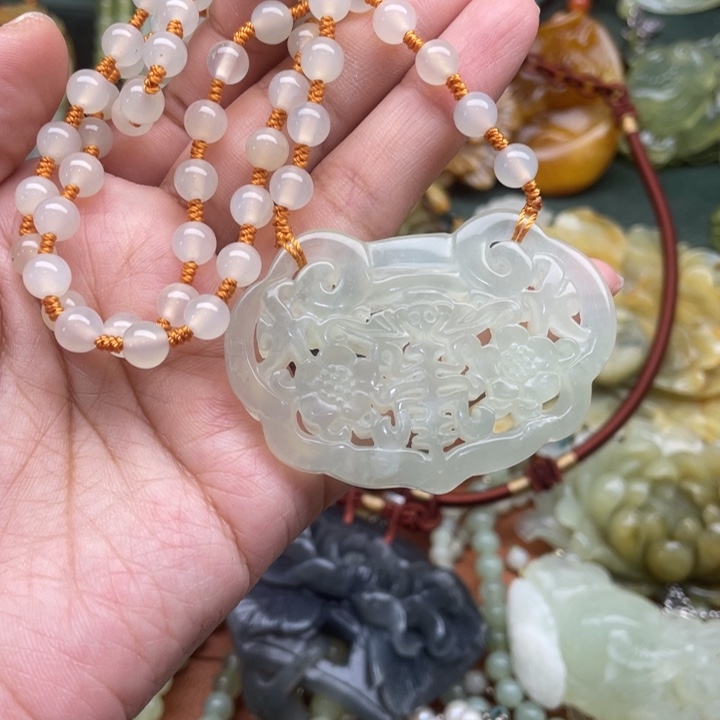 蛇纹石玉吊坠合金