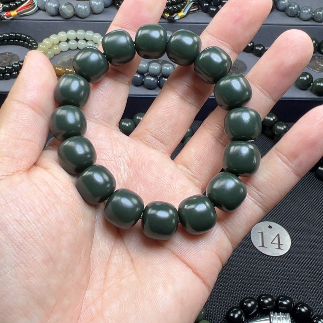 卡***眼和田玉未镶嵌手链