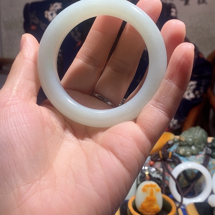 和田玉手镯未镶嵌