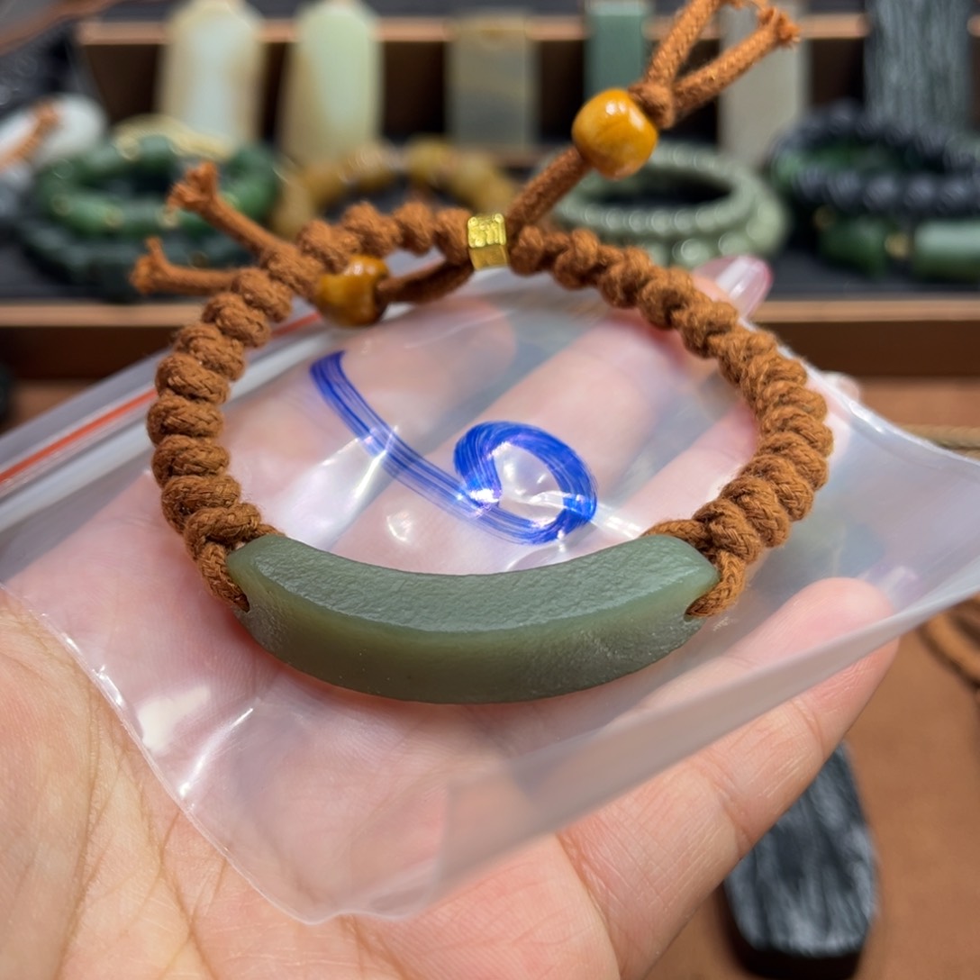 和田玉颈饰未镶嵌一****?