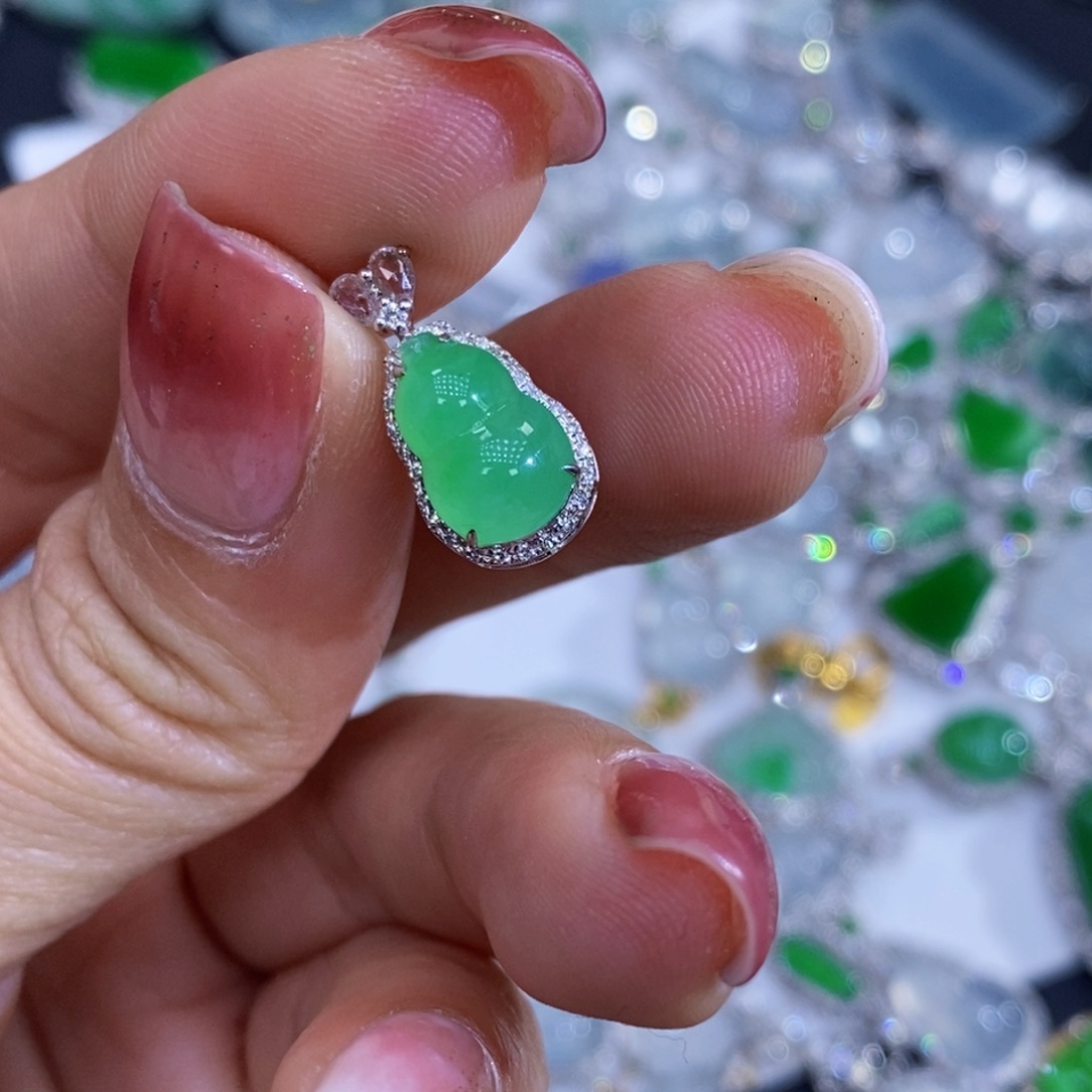 m***宝翡翠18K金镶嵌颈饰