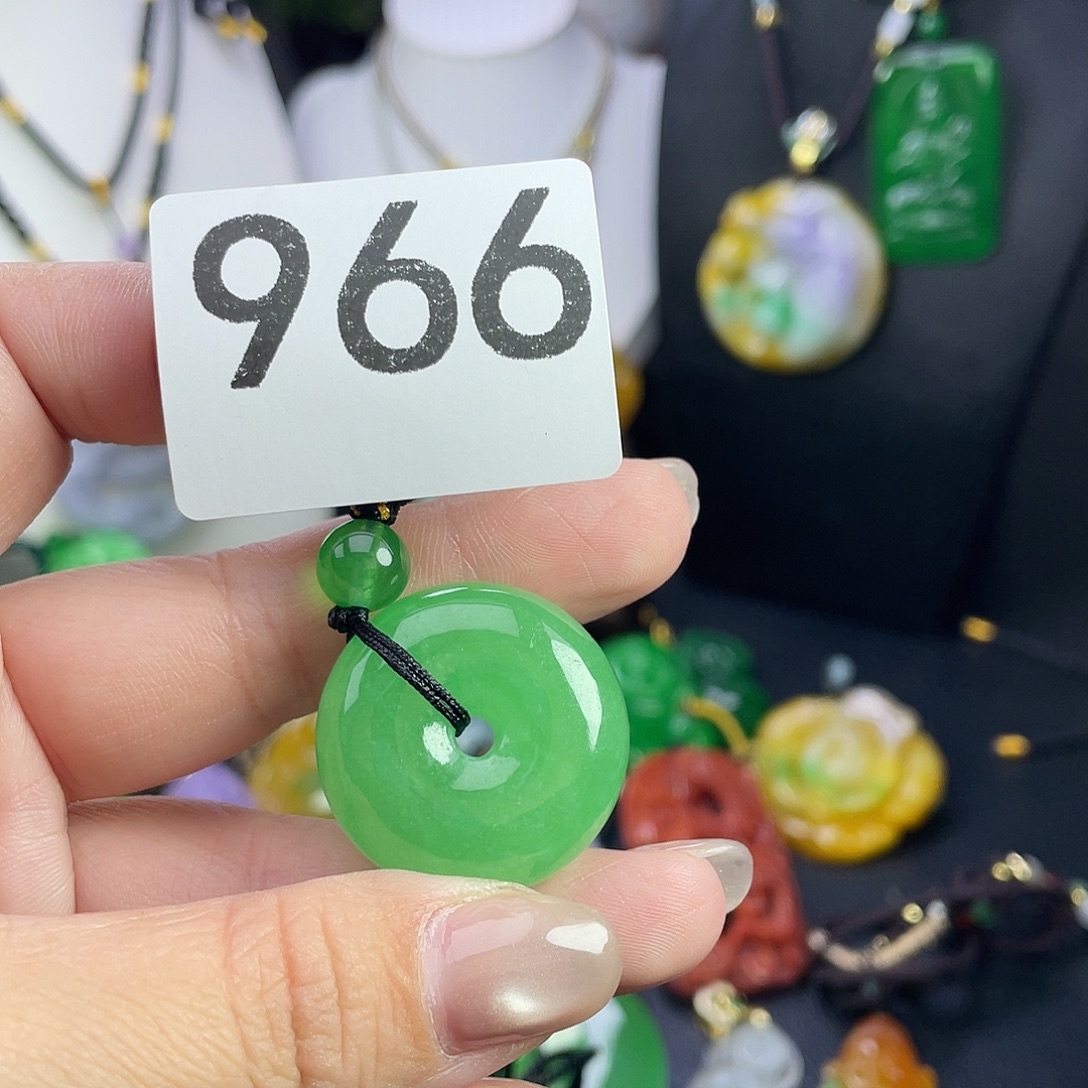 翡翠未镶嵌吊坠(赠链)