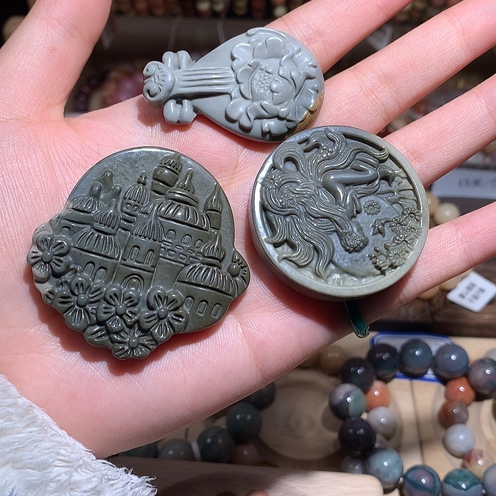 石英质玉（非洲翠）未镶嵌雕刻牌