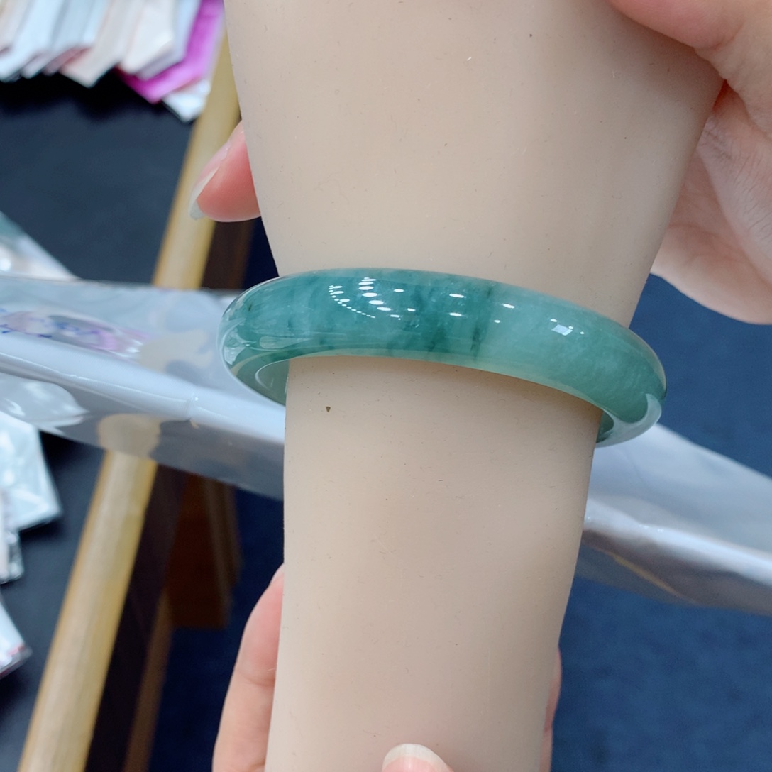 翡翠未镶嵌手镯48小时