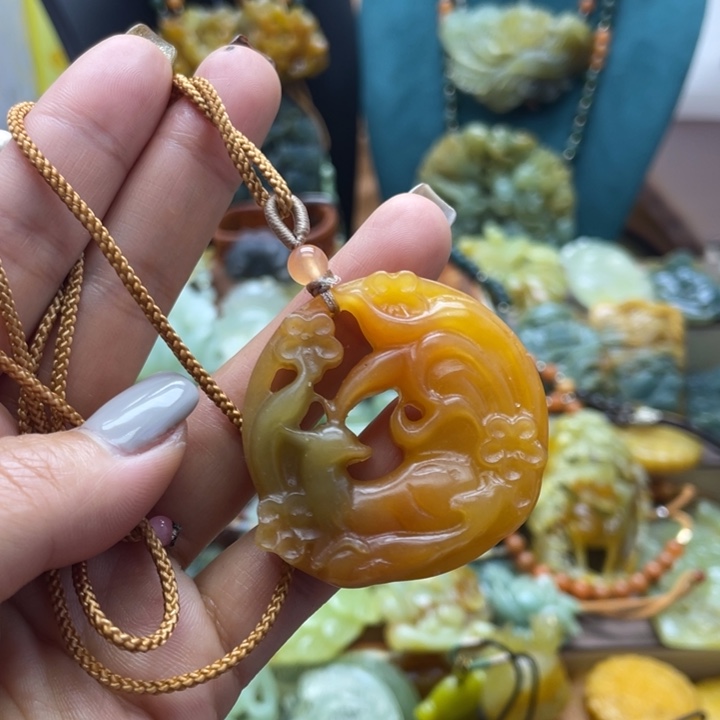 蛇纹石玉未镶嵌颈饰