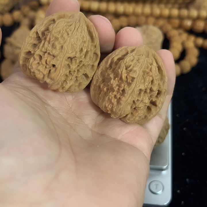 把件文玩核桃38左右微微瑕练手南疆，编号0035