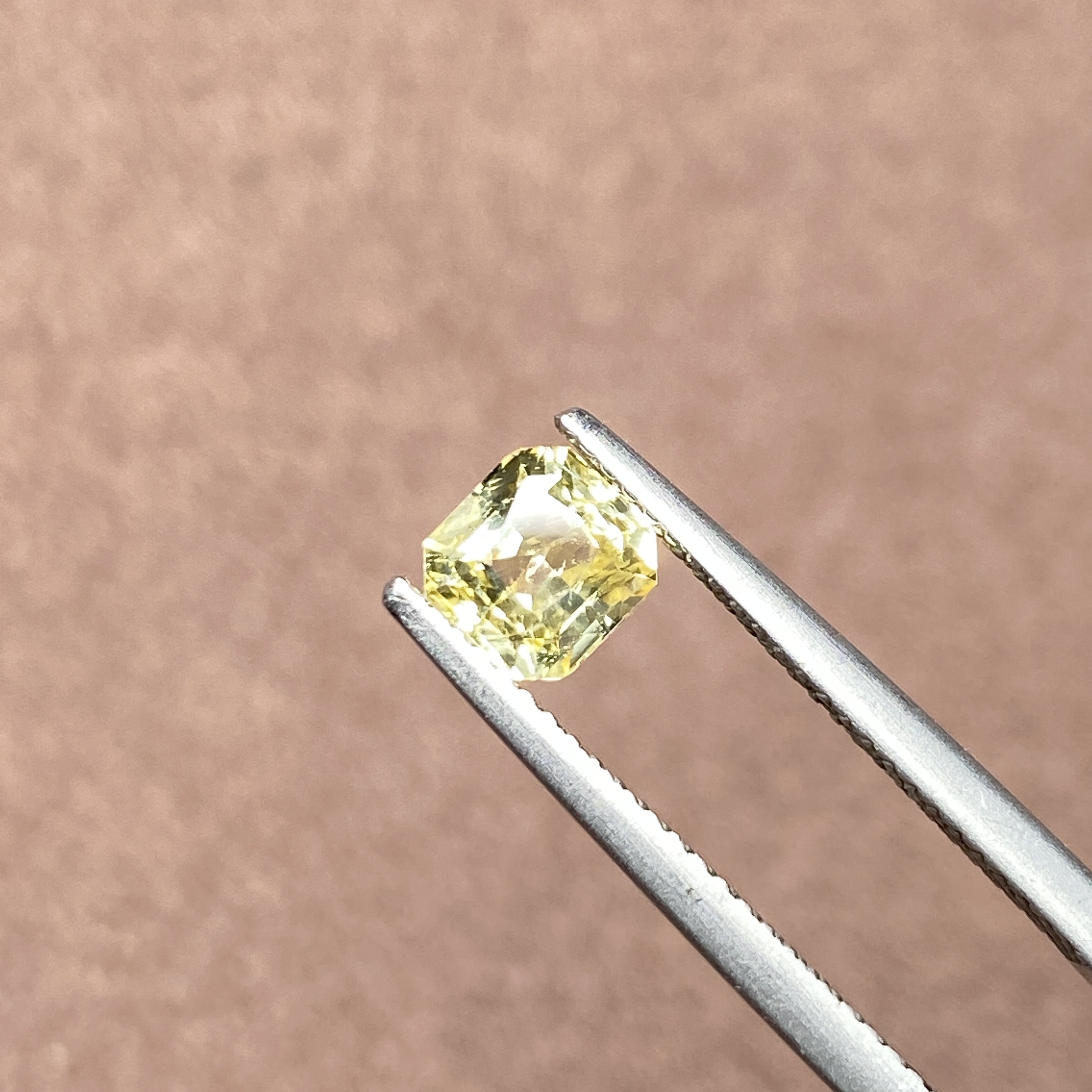 22G519 有烧黄色蓝宝石 1.37克拉