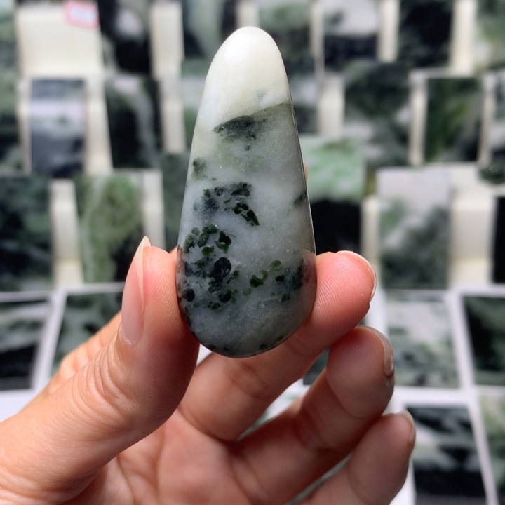独山玉颈饰未镶嵌