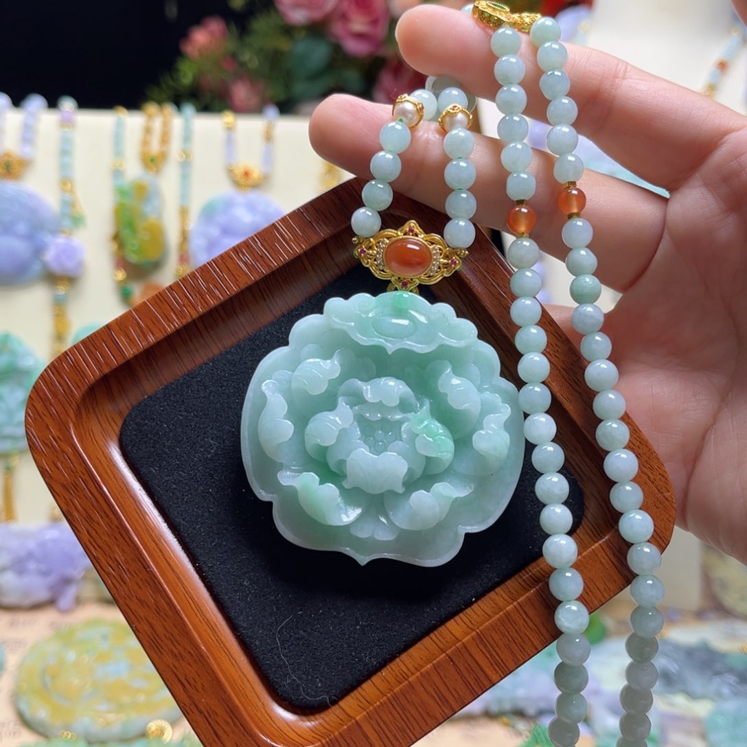 翡翠颈饰未镶嵌牡丹
