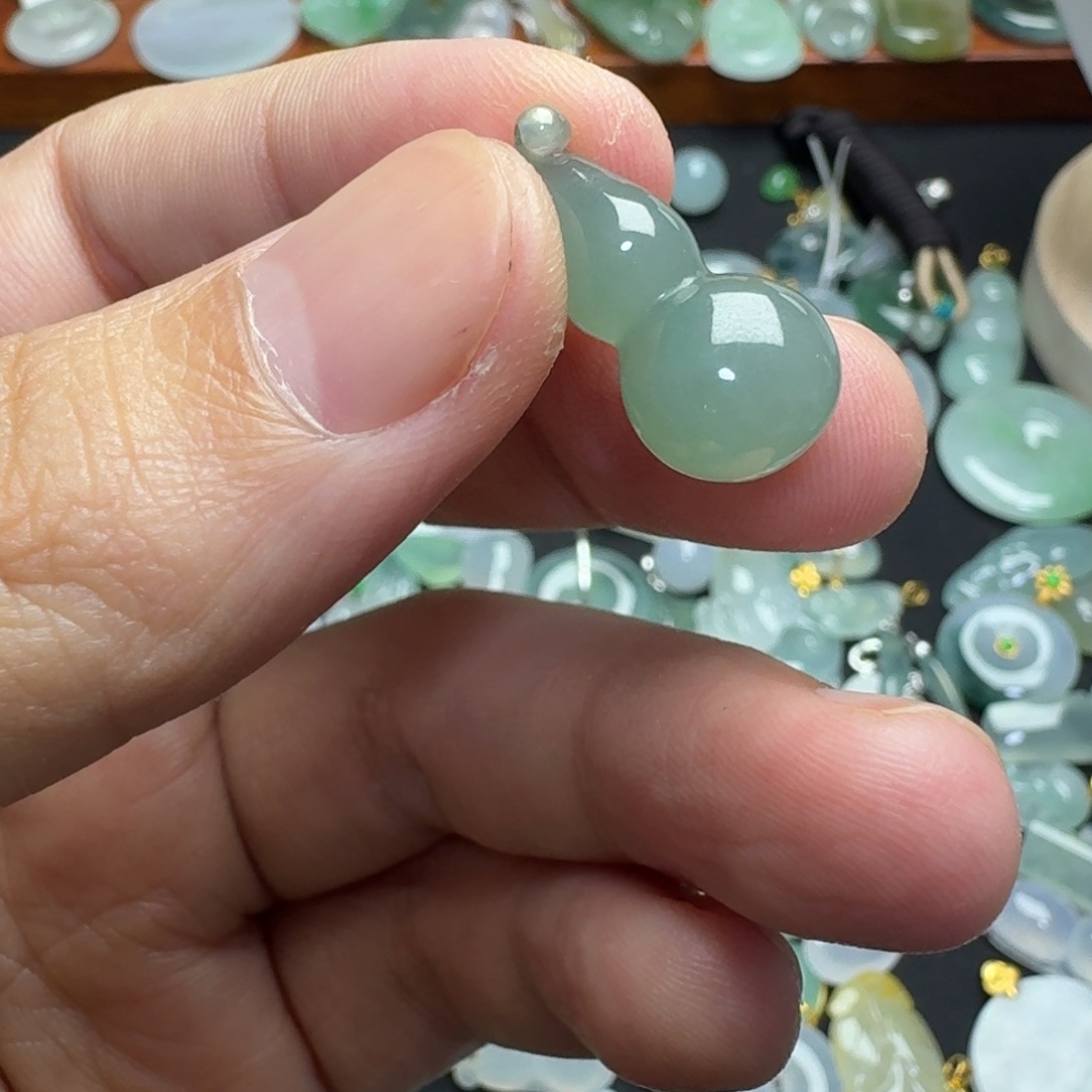 翡翠未镶嵌颈饰葫芦