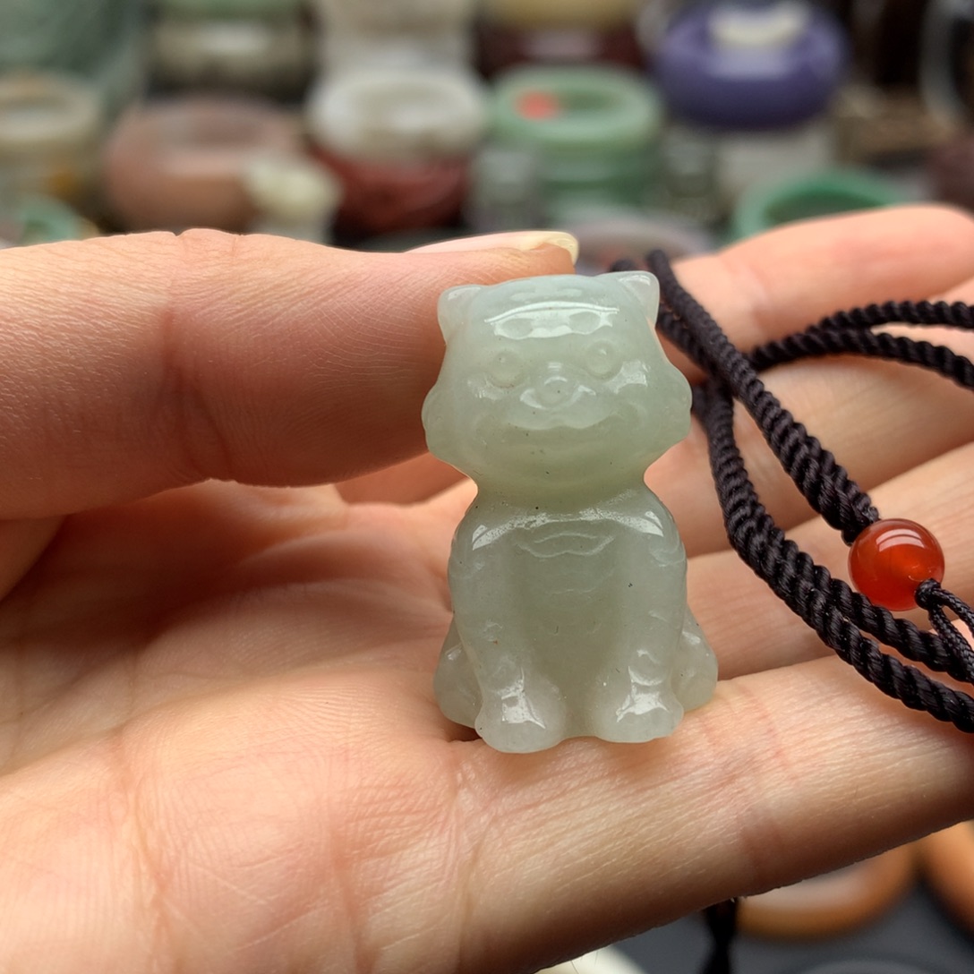 未镶嵌手镯石英质玉（佘太翠）小老虎