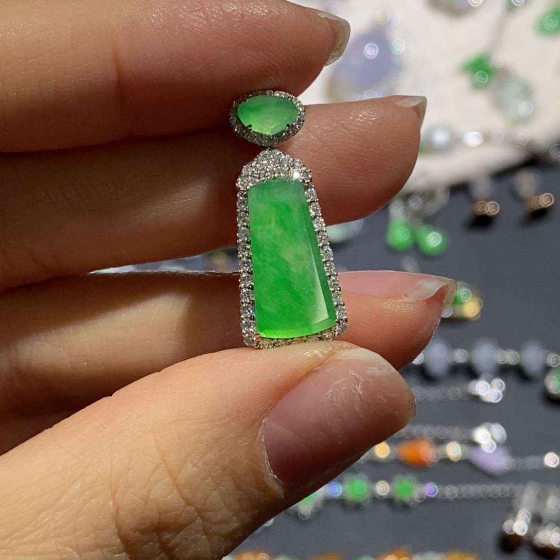 翡翠18K金镶嵌颈饰