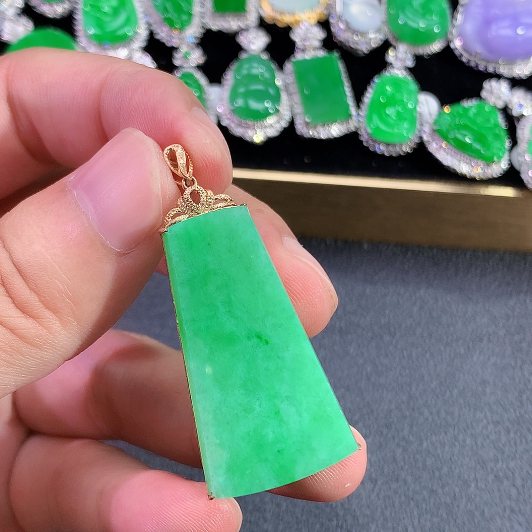 翡翠18K金镶嵌颈饰